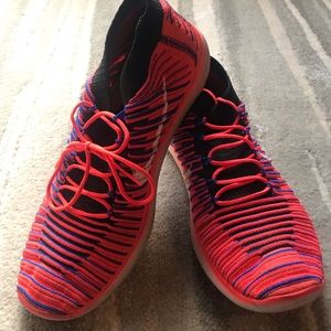 Sz 8.5 Nike Flyknit Free Run